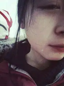 这个女生遇到什么事了
