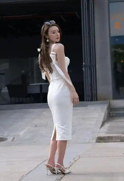 今夏最时髦的白色系搭配,倪妮同款仙女裙,真是太好看了
