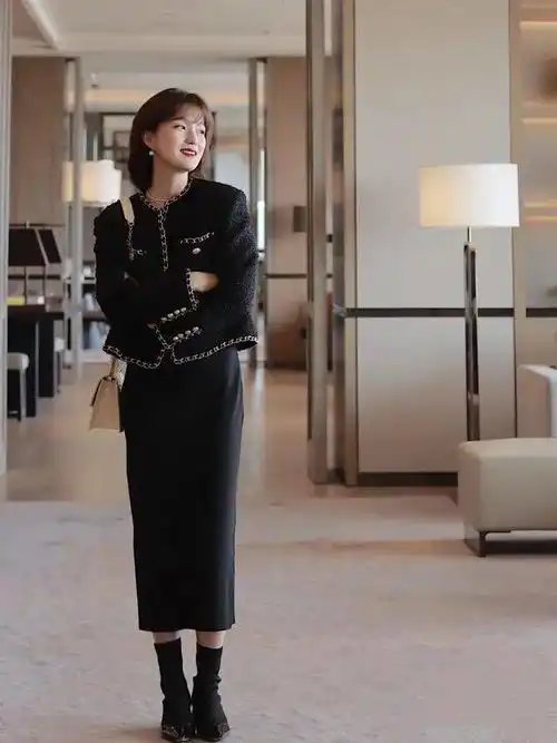 低调内敛的黑色系,透着沉稳又冷艳的气息,更容易提升女性气质
