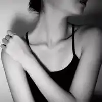 qq头像叛逆女生黑白叛逆女孩qq头像
