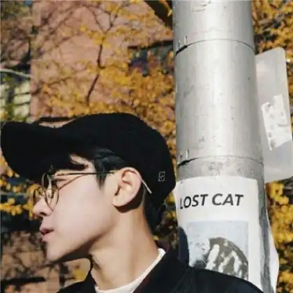 是帽子才显得比较个性有范,男生头像戴帽子侧面图片
