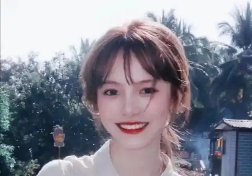 关晓彤的美腻穿搭,公主头碰上大蝴蝶结,真是少女感十足
