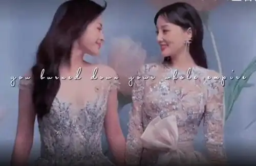李小璐王若雪拍闺蜜照,闭单只眼搞怪卖萌,40岁仙气飘飘美如少女
