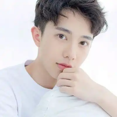 我男朋友给一个女同事以前备注馨馨小仙女现在他们还在一起上班我是不是要退出
