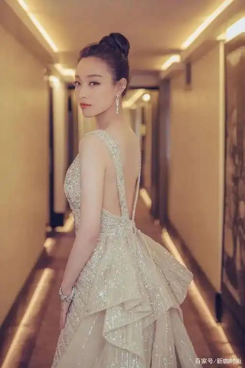孕妇装也能穿出高级感,恐怕只有倪妮了吧
