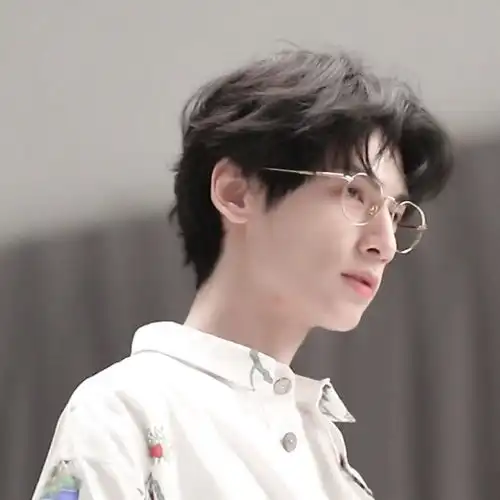 罗云熙好a,从此言情男主都有了脸,戴眼镜就变斯文败类
