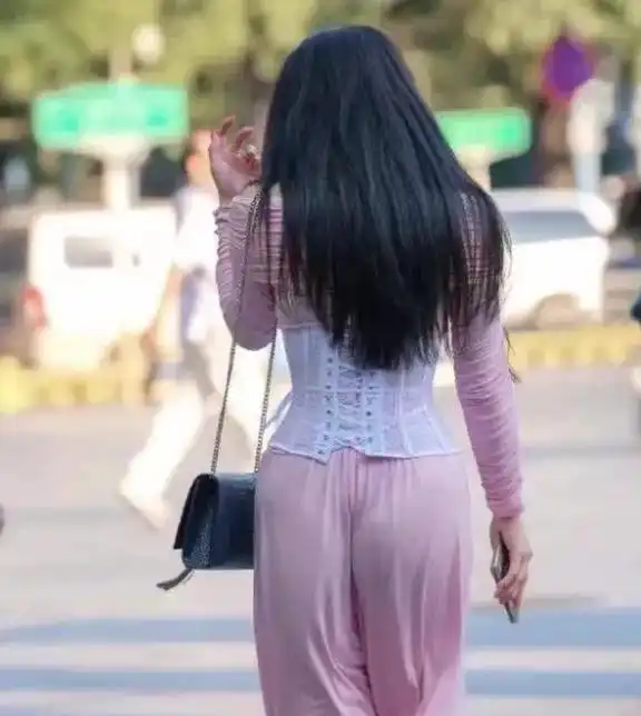一袭粉色系列的着装,轻松释放出仙女般的好气质
