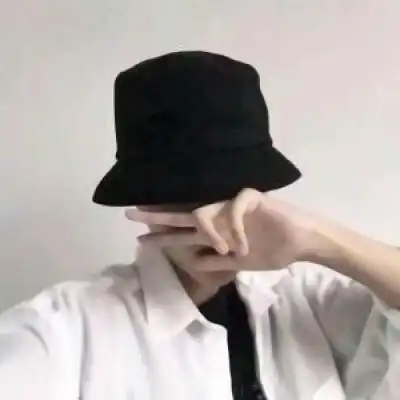 男生真人头像手机挡脸
