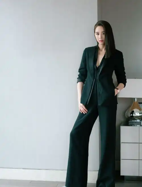 张钧甯胆子真大,砖红皮裙外搭军绿风衣出席活动,一般人不敢穿
