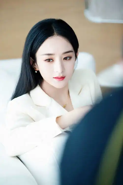 33岁婚变的赵丽颖,穿奶白系衣服,自信优雅又迷人
