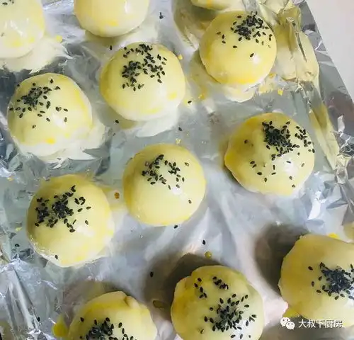 今日甜点大叔教你自制蛋黄酥,咸香味美,酥脆可口,家人爱吃豆沙咸蛋黄面粉猪油网易订阅
