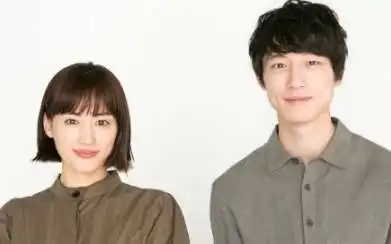盐系少年坂口健太郎与绫濑遥拍超养眼合照身穿同色系衣服cp感十足
