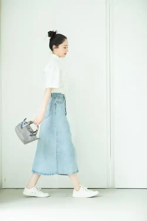 中年女人真该瘦一点,董璇变化就挺大,穿露肩上衣精致时尚真减龄
