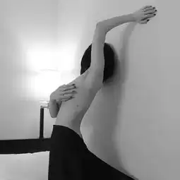 日本女摄影师镜头下的佛系摄影,清心寡欲的少女人体优雅
