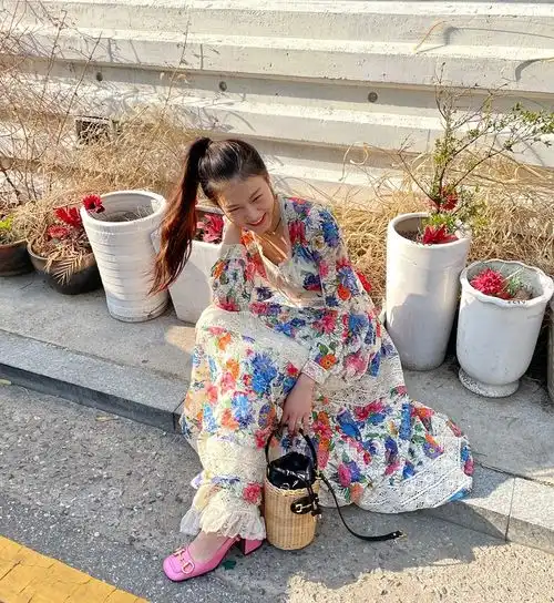 靠穿搭获年薪一个亿18岁韩国女高中生,穿衣风格似刘雯翻版
