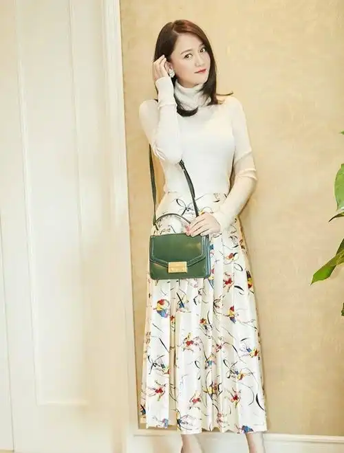 陈乔恩少女脸真能抗,裸色系穿搭好禁欲,戴口罩也难挡美貌感
