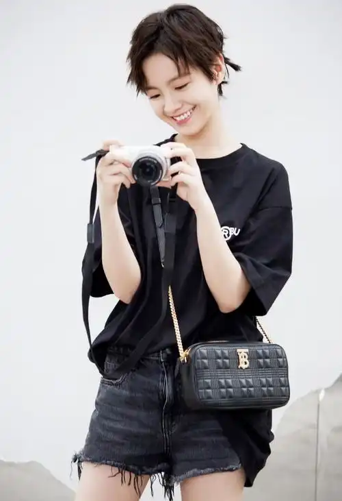 19岁的少女怎么穿衣服学李庚希这样穿,清新时尚有个性

