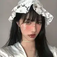 高冷白色短发女生头像
