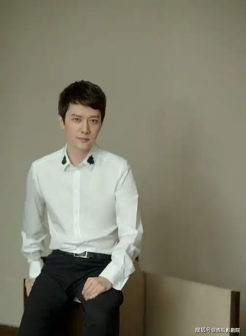 赵丽颖冯绍峰离婚男方曾与女大学生传绯闻,钻行李箱在酒店约会
