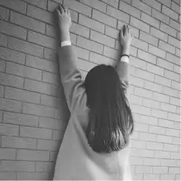 很火的句子如果你感到辛苦,就来我怀里躲躲吧

