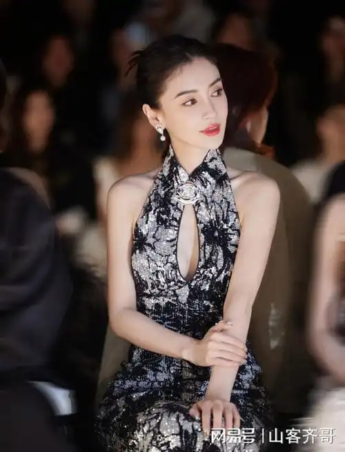 杨颖杨超越和胡连馨同框亮相上海时装周,新中式穿搭成为新潮流

