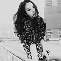 黑白系伤感女生头像小碎步的爱情终究会摔倒
