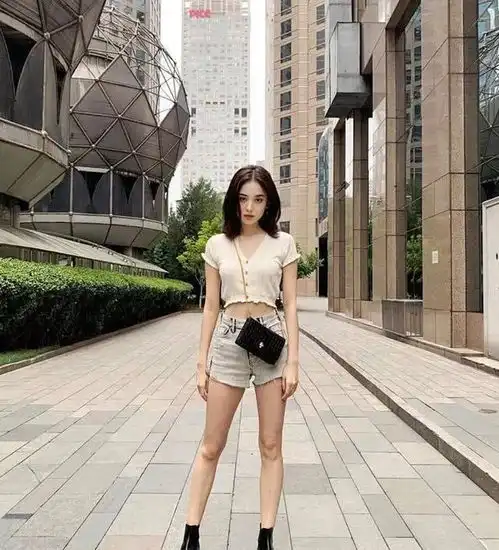 古力娜扎的日常穿搭来了,肤白貌美秀好身材,青春靓丽
