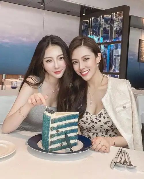 冷酷女神和白领女王的穿搭有点小不同哟
