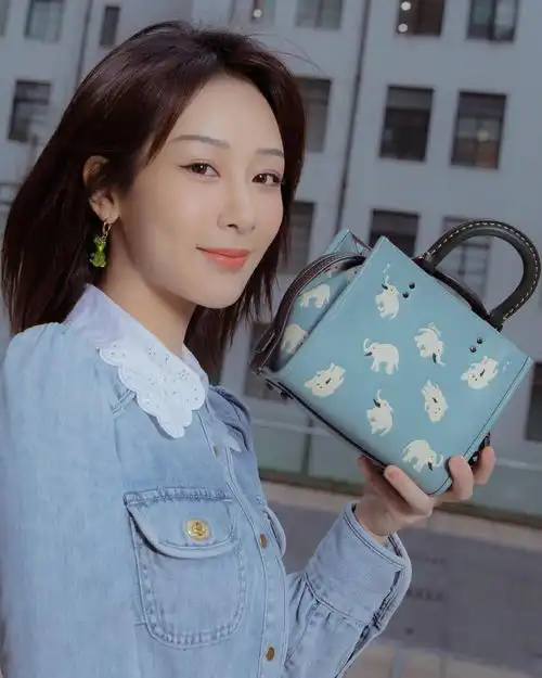 小忙人杨紫昨日连赶两场品牌活动牛仔风靓女和白色温柔系仙紫

