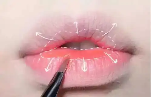 比咬唇妆更流行的是越界走光唇谁画谁先美
