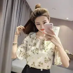 时尚碎花雪纺衫,搭配短裤短裙青春显活力,长裤长裙优雅显气质
