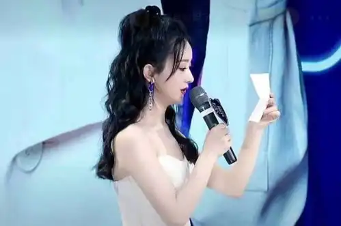 赵丽颖离婚后出席活动落泪,一身白色抹胸长裙,气质温柔惹人心疼

