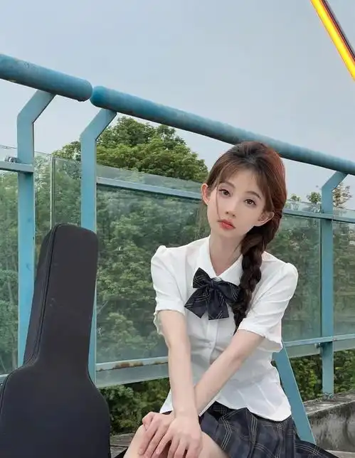 冯提莫青春缎面白衬衫针织裙俏皮甜美清纯可爱

