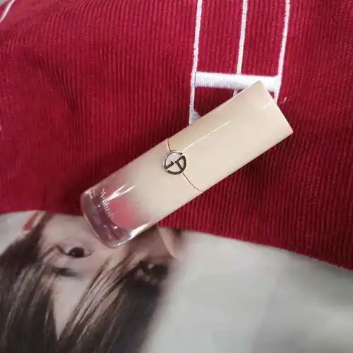 震惊了易烊千玺个唱礼包里有阿玛尼
