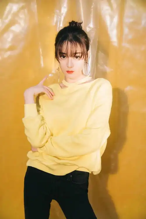 迪丽热巴时尚穿搭,气质百变,简单率性,俏皮甜美,化身甜酷女孩
