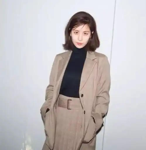 潇洒小姐见前任请穿格纹大衣,离开也能利落干脆
