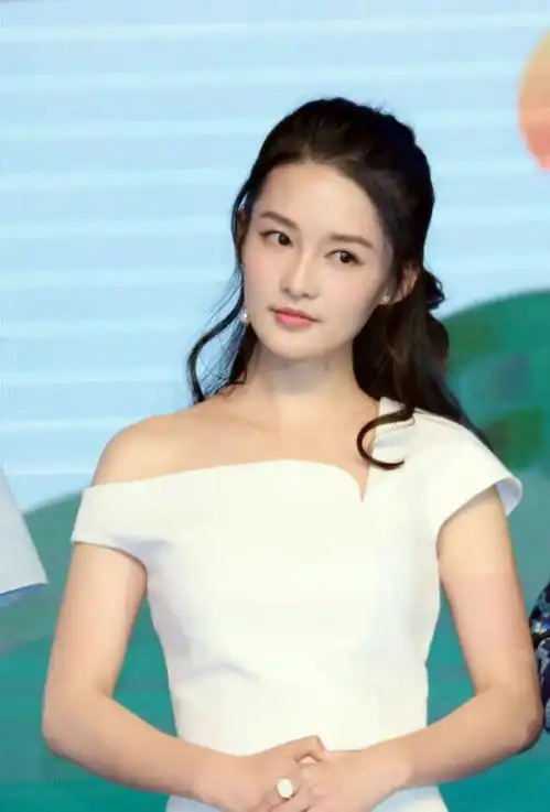 娱乐圈中宛如邻家小妹的女星杨紫郑爽古力娜扎上榜,谁更可爱
