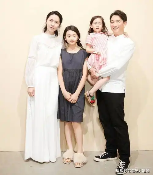 黄家有女初长成,孙莉多多母女同框甜蜜有爱,黄磊太幸福了
