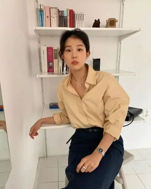 款型比较宽松的娃娃裙在韩国女生们的穿搭中也有着很高的出镜率,这种版型既能藏肉显瘦,
