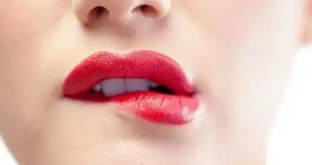 建议女生拒绝这4种涂口红的坏习惯,不然真的很丑
