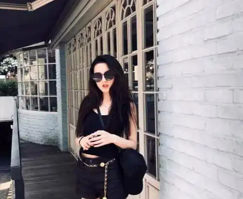 宋祖儿混搭真厉害,灯笼裤穿出了少女该有的样子,真是太美了
