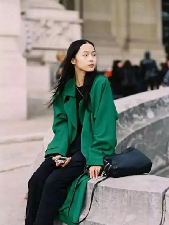 不管大衣还是羽绒服,女人少买黑色,这五种颜色更高级,洋气减龄
