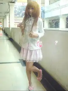 跪求粉色系女生qq头像不要卡通的,最好是有实人的
