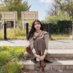 可盐可甜,冬季衣柜三样基础单品穿搭塑造奶茶系乖女孩好印象
