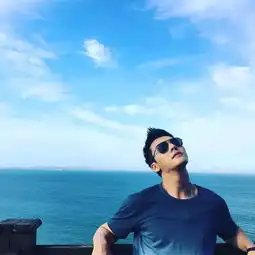 ins爱豆鹿晗换新头像啦,陈伟霆解锁秀恩爱合照新姿势,艾薇儿怎么老了这么多

