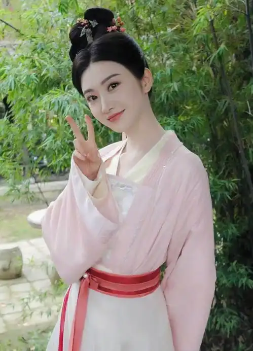 探寻中式审美,景甜汉服穿搭解析之美妆容古典美日常穿搭网易订阅
