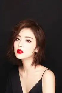 娜扎半露香肩大秀天鹅颈美背雪肌红唇诠释盐甜美人
