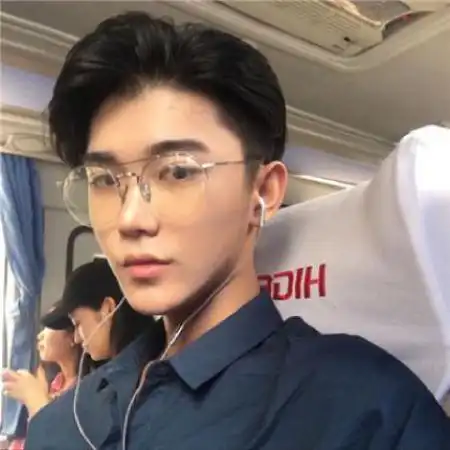 男生头像真人帅气好看,不光长的帅并且非常的品味
