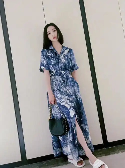 宋茜度假风造型,一袭印花连衣裙配双拖鞋,休闲又随意
