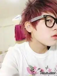 非主流男生戴黑色边框眼镜的静态图片
